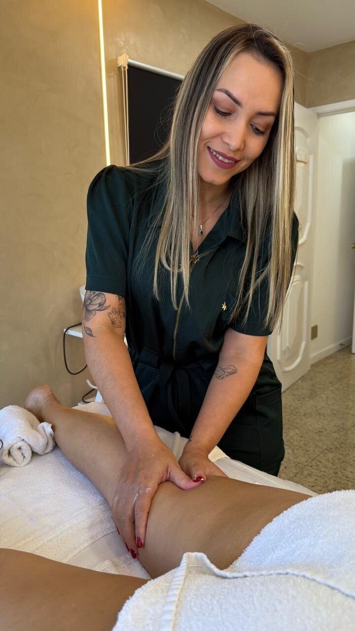 Marcela Santoli em atendimento na clínica